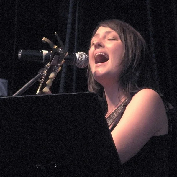 Holly McNarland